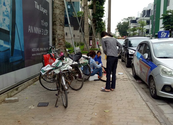 Với chiếc xe đạp cũ, những người làm nghề thu gom đồng nát&nbsp;len lỏi vào từng ngõ&nbsp;ngách để mưu sinh