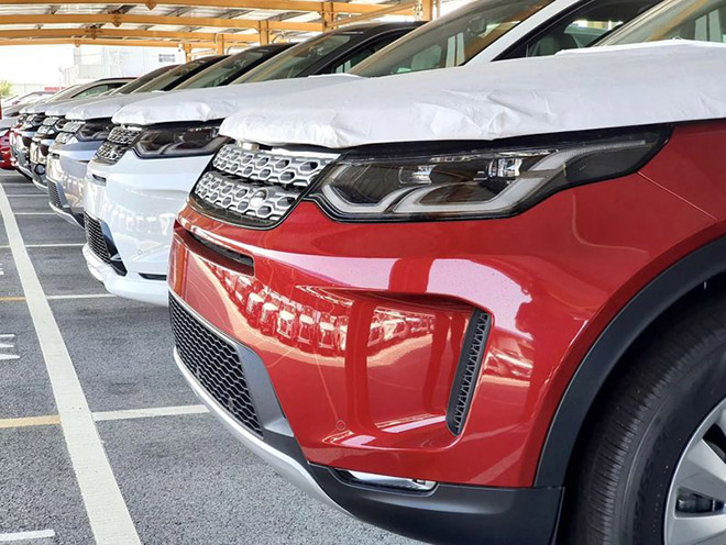 Lô xe Land Rover Discovery Sport 2020 chính hãng đầu tiên cập cảng Việt Nam - 1