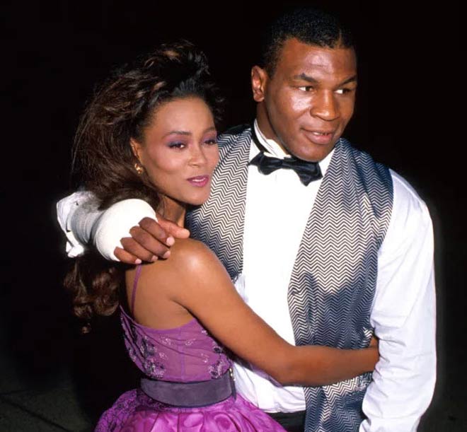 8.&nbsp;Mike Tyson (boxing)&nbsp;trả cho vợ cũ&nbsp;Robin Givens 10 triệu USD sau khi chia tay. Thời điểm đó Givens tố "Tay đấm thép" bạo hành&nbsp;nên cô đã chủ động chia tay.