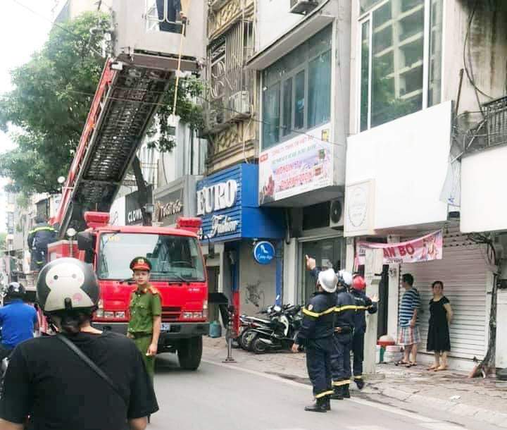 &nbsp;Xe thang được điều đến hiện trường để vận động, đưa Mai Quốc Nam xuống mặt đất.