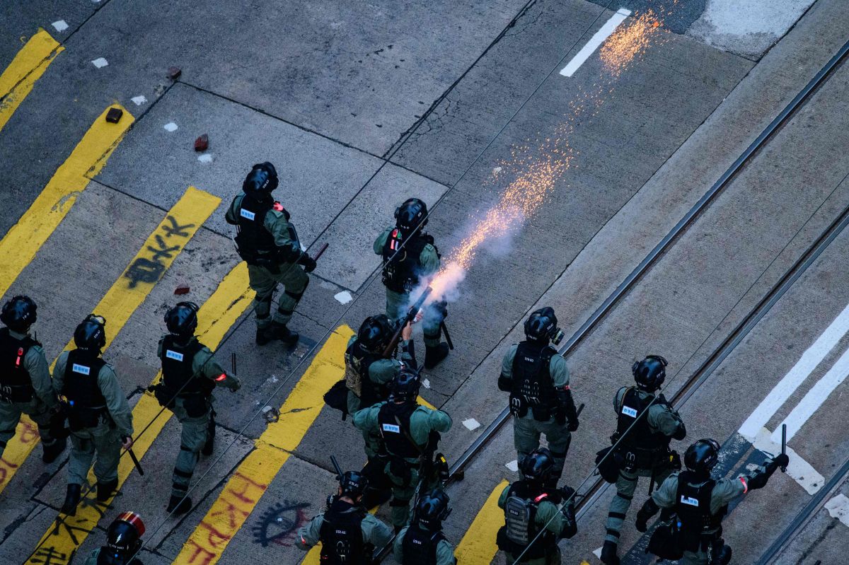 Cảnh sát chống bạo động ở Hong Kong (ảnh: NY Times)