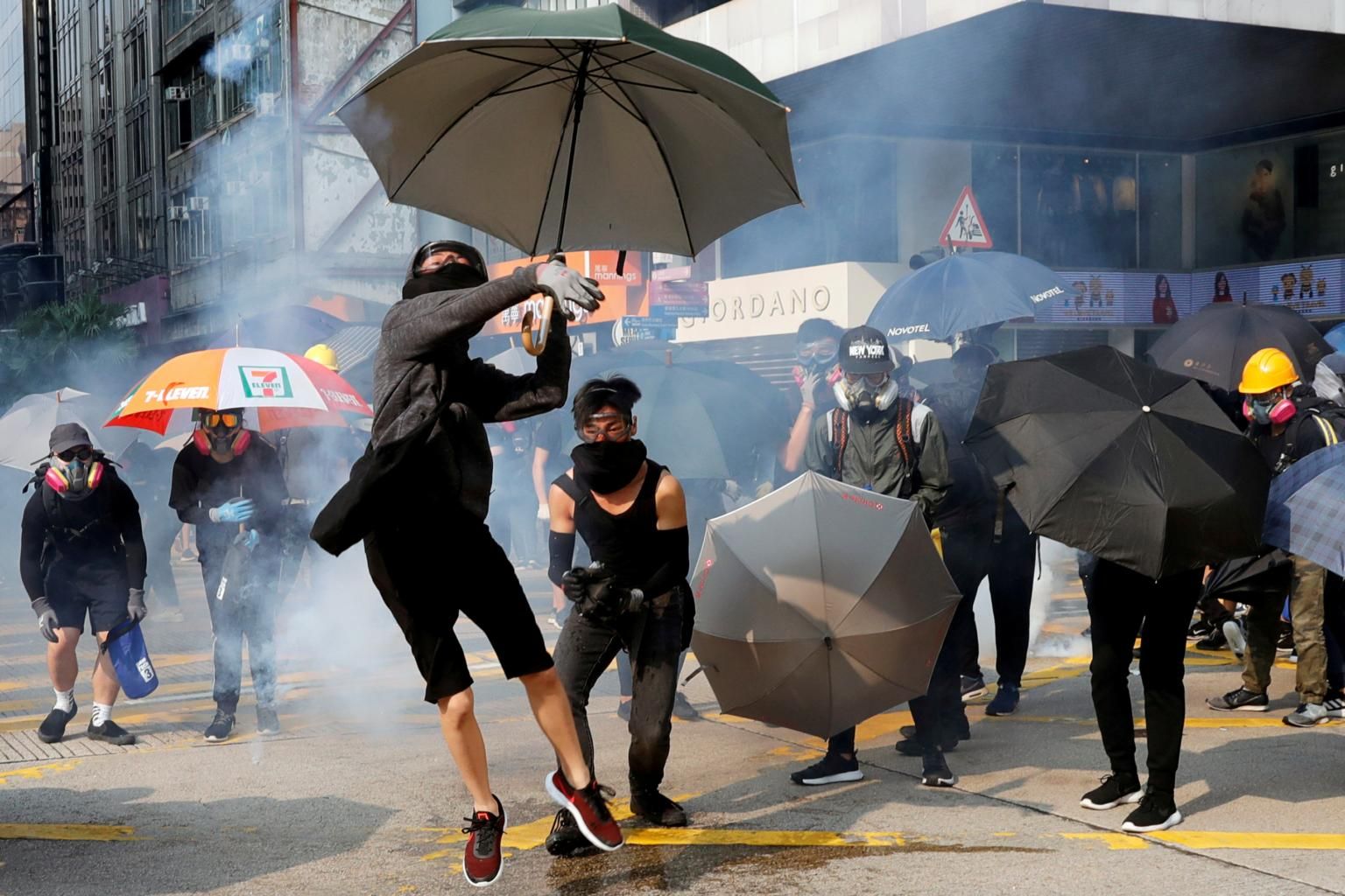 Người biểu tình Hong Kong phản đối dự luật an ninh mới (ảnh: NY Times)