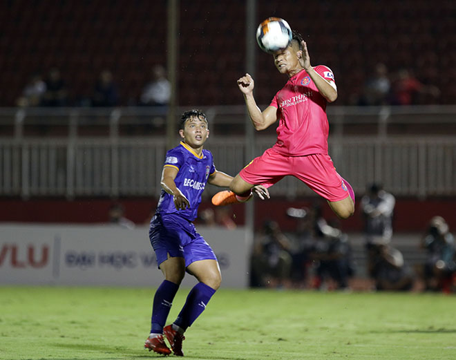 Sài Gòn (áo hồng) bị Bình Dương cầm hòa 0-0 trên sân nhà Thống Nhất tối 5/6.