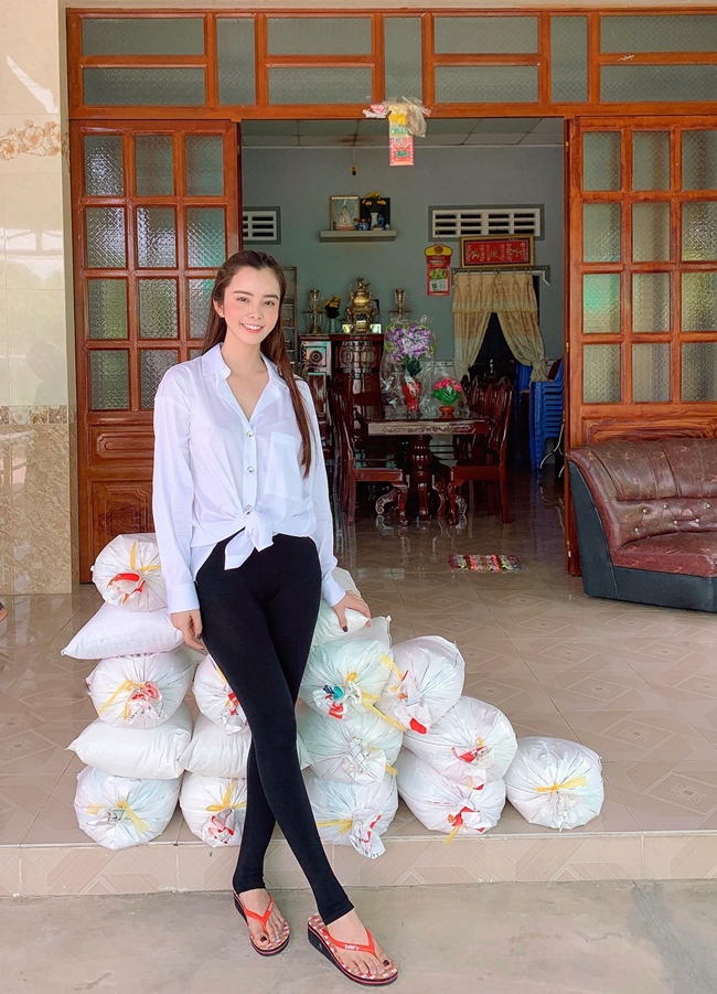 Huỳnh Vy là một trong những Hoa hậu tích cực tổ chức các buổi hoạt động từ thiện, giúp đỡ những hoàn cảnh khó khăn. Người đẹp 9X ăn mặc giản dị, đi dép tông xỏ ngón để tiện cho hoạt động di chuyển.
