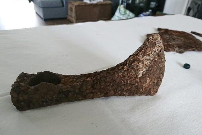 Cặp vợ chồng cũng tìm thấy một cái rìu sắt lớn và một số đồ bằng sắt khác. 
