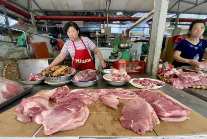 Giá thịt lợn đến tay người tiêu dùng vẫn ở mức cao ngất ngưởng. Ảnh: Việt Linh
