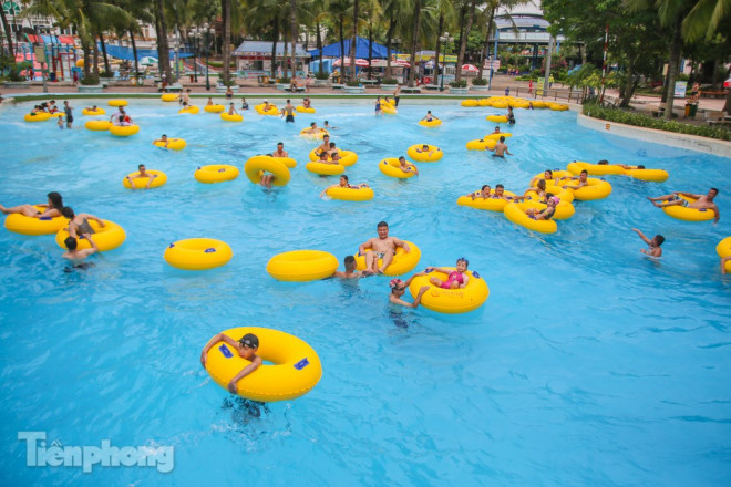 Nắng nóng kéo dài ở Hà Nôi trong suốt cả tuần, nhiệt độ luôn ở ngưỡng từ 35 đến 40 độ C. Trong điều kiện thời tiết như vậy,&nbsp;các bể bơi, công viên nước trên địa bàn Hà Nội trở nên hút khách.