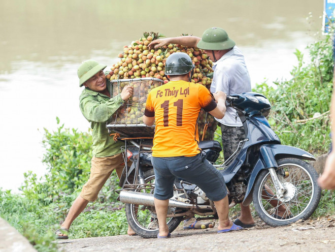 Một số người dân đã bị ngã do hàng quá nặng, mặt cầu, mặt đường trơn trượt