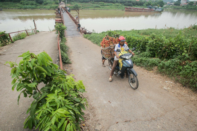 Cây cầu nhỏ, hẹp, đường lên xuống cầu có độ dốc lớn