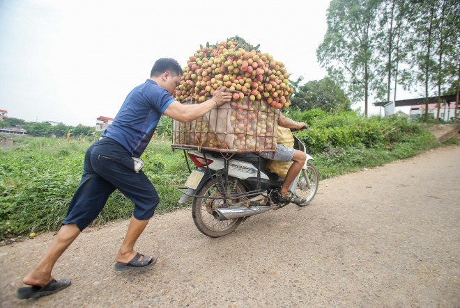 Tại hai đầu cầu này có khá nhiều người chờ để đẩy những chiếc xe chở nặng. Mỗi chuyến phải trả phí 4-5 ngàn đồng.