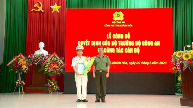 Đại tá Đào Xuân Lân - Giám đốc Công an tỉnh Khánh Hoà trao quyết định tới đại tá Lê Quang Đồng. Ảnh: Dân Trí