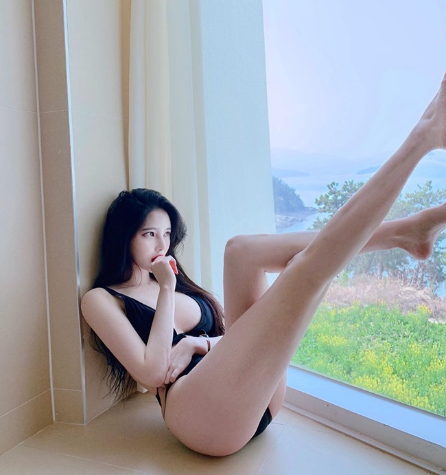 JiY là người đẹp Hàn Quốc nổi tiếng với vóc dáng đẹp đặc biệt là đôi chân dài thẳng tắp ấn tượng.
