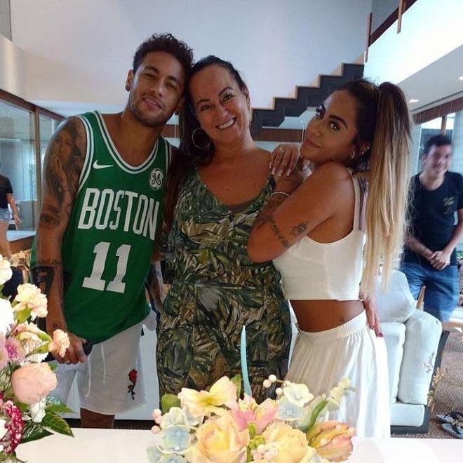 Bà Nadine Golcaves bên con trai Neymar Junior và con gái Rafaella Santos