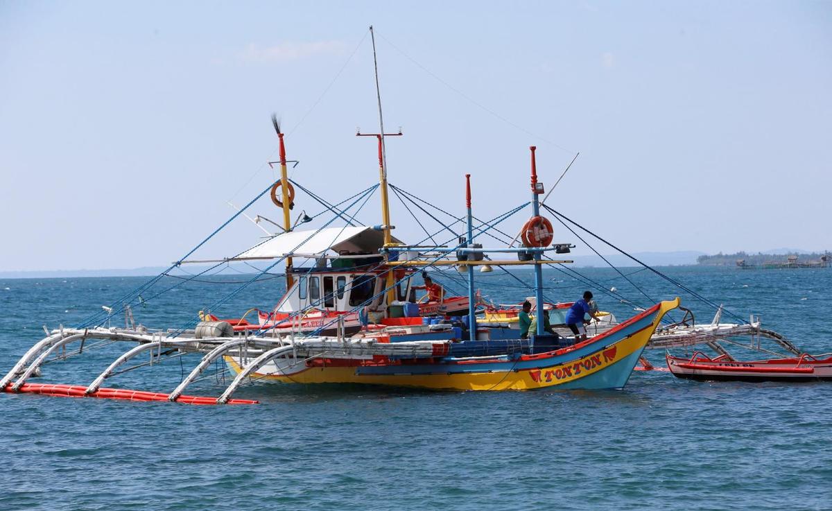 Tàu cá Philippines (ảnh: Reuters)