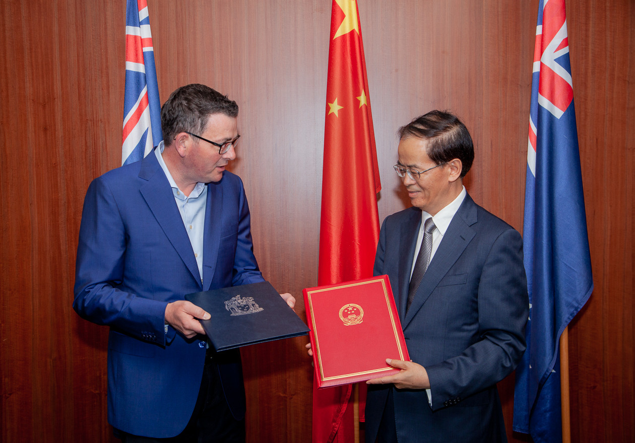 Thủ hiến bang Victoria – ông Daniel Andrew – ký bản ghi nhớ tham gia Vành đai Con đường của Trung Quốc (ảnh: SCMP)