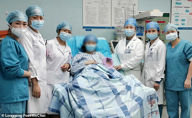 Một phụ nữ Trung Quốc nhiễm Covid-19 khi mang thai đã sinh con và kết quả xét nghiệm của đứa trẻ khiến các bác sĩ kinh ngạc. Ảnh: Longgang Post
