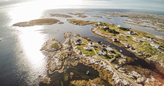 Công ty Salmar có trụ sở tại đảo Frøya, nằm ở miền Trung Na Uy, nơi đây cũng có một nhà máy chế biến.
