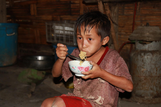 Em Giàng A Cháy cho biết, thỉnh thoảng em mới ăn ve sầu, chủ yếu ăn mì tôm khi bố mẹ vắng nhà