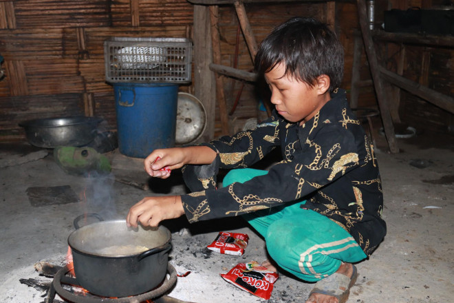 Em Giàng A Dua (anh trai của Giàng A Cháy) thường đảm nhận công việc pha mì tôm cho chị em ăn