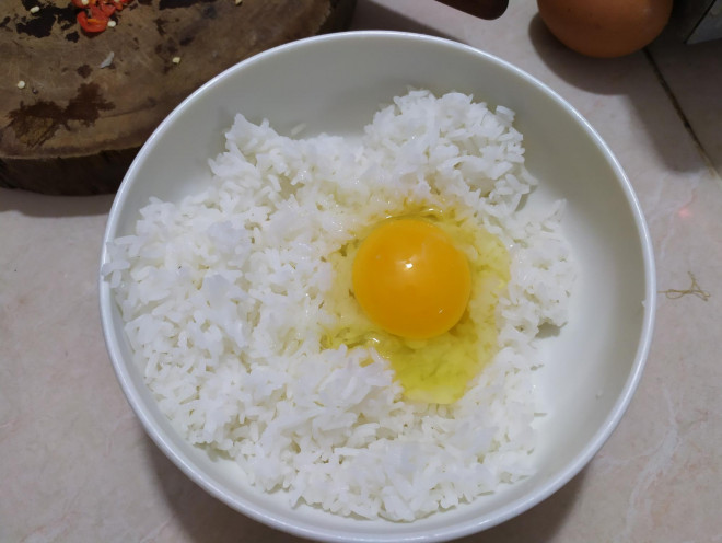 Trộn cơm nguội cùng 1 quả trứng