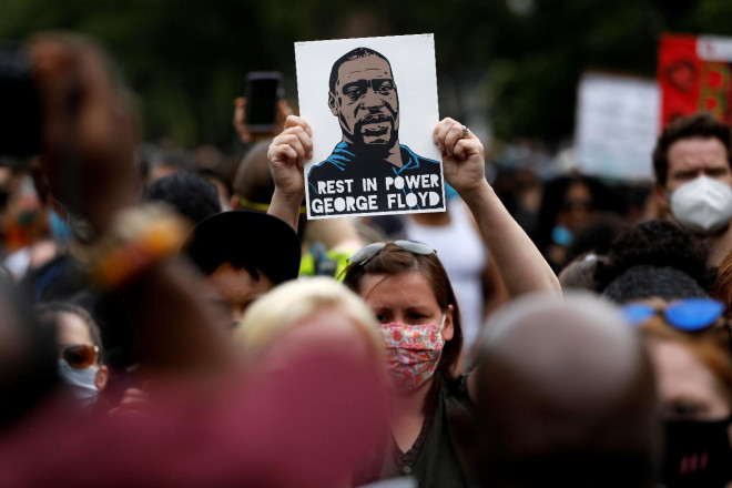Cái chết của George Floyd, người đàn ông da màu thiệt mạng sau khi bị cảnh sát da trắng dùng gối ghì cổ, khiến nước Mỹ phẫn nộ. Ảnh: Reuters
