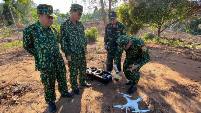 Bộ đội Biên phòng Đà Nẵng tạm dừng sử dụng flycam truy vết Triệu Quân Sự, thay vào đó kiểm soát chặt các con đường mà phạm nhân có thể trốn thoát khỏi núi Hải Vân