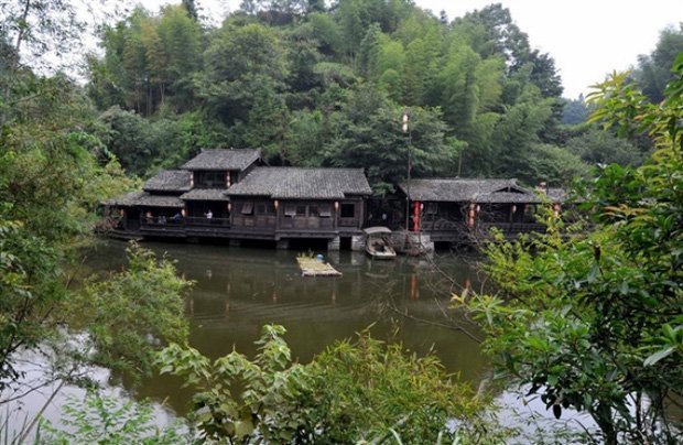 Ngôi làng Ding Wuling bao phủ bởi nhiều cây xanh và hồ nước ở Phúc Kiến, Trung quốc