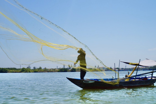 Khi đến tham quan KDL sinh thái rừng dừa Bảy Mẫu, du khách còn được “đóng vai” ngư dân quăng chài, kéo lưới.