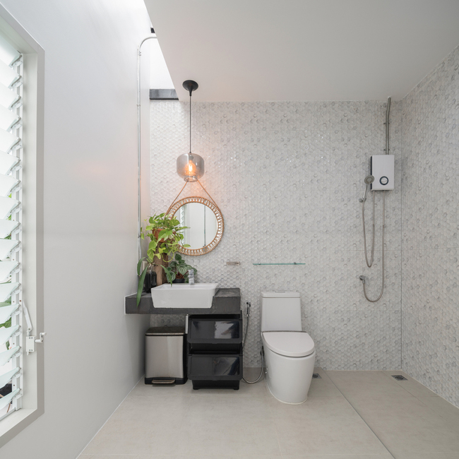 Phòng tắm rộng rãi được xây dựng theo ý tưởng của những người chủ nhân trẻ tuổi, vẫn duy trì khung cửa sổ lớn đón nhận ánh sáng tự nhiên.
