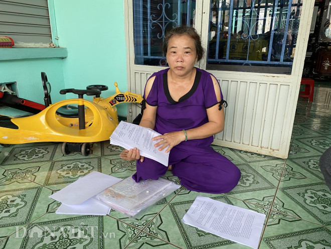Bà Lê Thị Tư, vợ ông Lương Hữu Phước cung cấp các tài liệu cho PV. Ảnh: Cao Hùng