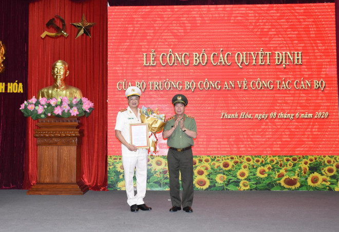 Thượng tướng Bùi Văn Nam, Thứ trưởng Bộ Công an trao quyết định điều động giữ chức Giám đốc Công an tỉnh Thanh Hóa cho đại tá Trần Phú Hà (trái ảnh)