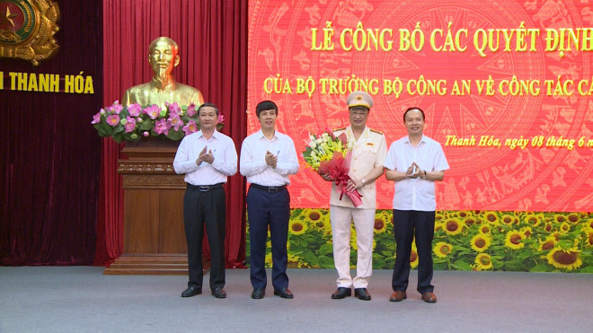 Thường trực Tỉnh ủy Thanh Hóa tặng hoa chúc mừng tân giám đốc Công an tỉnh Thanh Hóa