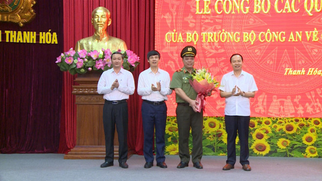 Thường trực Tỉnh ủy Thanh Hóa tặng hoa chúc mừng Thiếu tướng Nguyễn Hải Trung (thứ hai từ phải qua) được Bộ Công an luân chuyển đi nhận nhiệm vụ mới