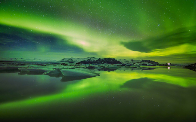 Bắc cực quang, Scandinavia: Bắc cực quang được tạo ra khi các hạt năng lượng mặt trời đi vào bầu khí quyển Trái đất với mỗi nguyên tố tạo ra một màu khác nhau.
