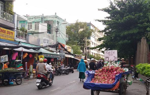 Thanh long giá rẻ bán tại TP HCM. Ảnh: NGỌC ÁNH