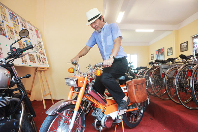 Trong bộ sưu tập xe đạp cổ của ông Đào Xuân Tình (Long Biên, Hà Nội), chiếc xe đạp máy&nbsp;Mobylette AV92 sản xuất năm 1970 vẫn giữ&nbsp;được kiểu dáng, màu sắc nhìn như mới.