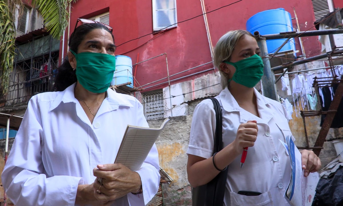 Bác sĩ đi kiểm tra sức khỏe từng hộ gia đình ở Cuba (ảnh: The Guardian)