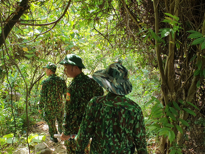 Lực lượng chức năng băng rừng tìm dấu vết của Triệu Quân Sự.