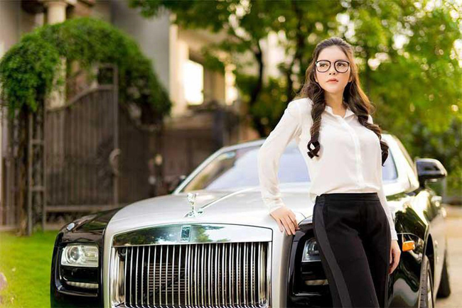 Chiếc Rolls-Royce Ghost này là phương tiện di chuyển chủ yếu trong công việc của người đẹp Lý Nhã Kỳ.
