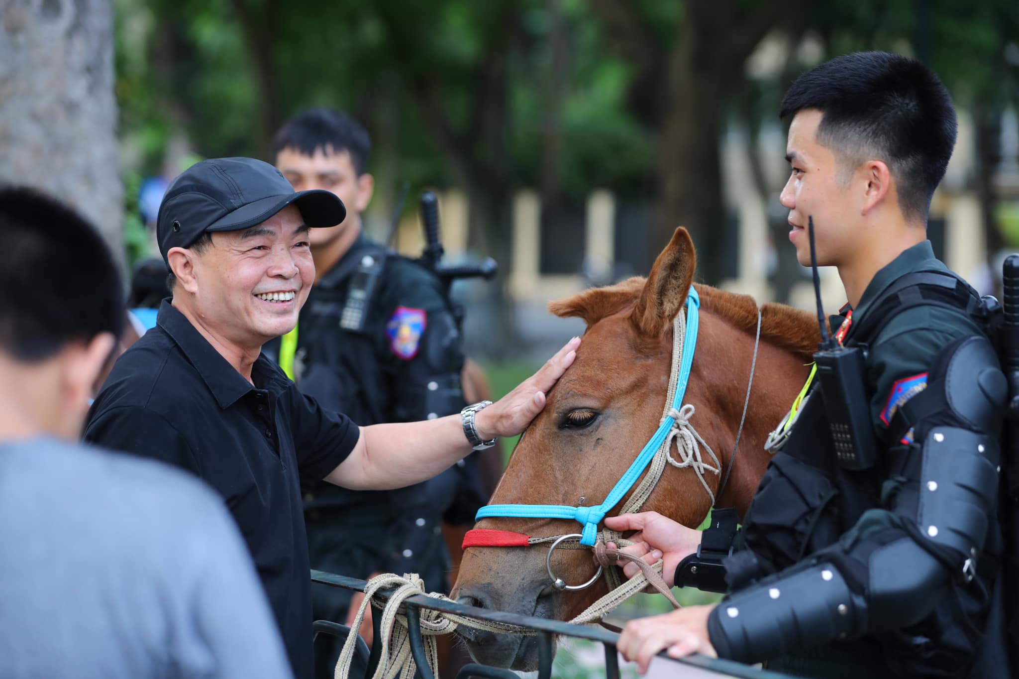 Nhiều người dân đi tập thể dục sáng tỏ ra phấn khích, náo nức chứng kiến cảnh kỵ binh cưỡi ngựa nghiêm trang chuẩn bị duyệt binh trong sáng ngày hôm nay.