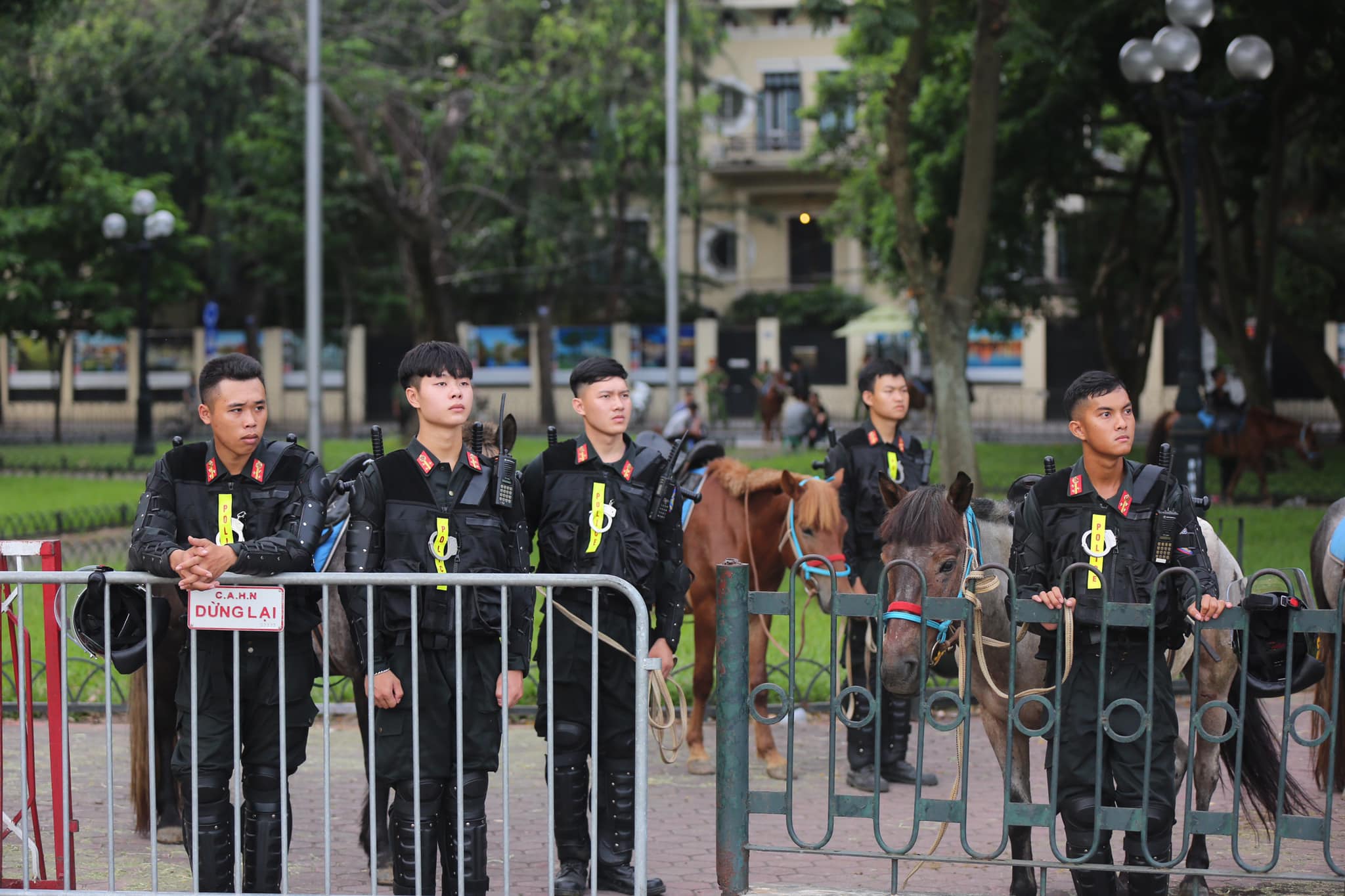 Từ 5h sáng 8/6, lực lượng Cảnh sát cơ động Kỵ binh đã có mặt gần tòa nhà Quốc hội, hoàn tất những khâu cuối cùng.