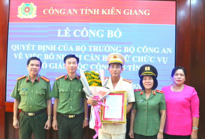 Thượng tá Trần Văn Cung nhận quyết định bổ nhiệm chức vụ Phó Giám đốc Công an tỉnh Kiên Giang. Ảnh: Hiền Đệ