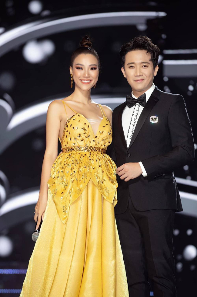 Hình ảnh Trấn Thành dẫn chương trình Hoa hậu Hoàn vũ 2019 cùng Hoàng Oanh.
