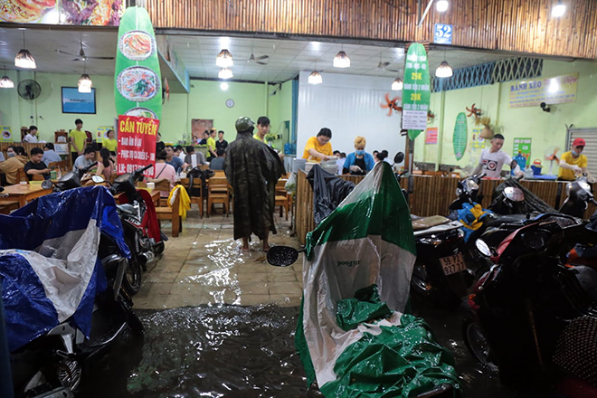 Các cửa hàng kinh doanh, ăn uống hai bên đường Ung Văn Khiêm bị ảnh hưởng khi nước bao vây và tràn cả vào quán ăn.