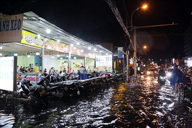 Đến 21h30, khu vực đường Ung Văn Khiêm và nhiều tuyến đường ở Bình Thạnh nước vẫn chưa rút hết. Do ảnh hưởng của cơn mưa, các tuyến đường như Phan Văn Hớn, Nguyễn Văn Quá (quận 12)… cũng bị ngập sâu.