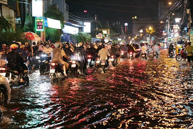 Đường Ung Văn Khiêm ngập kéo dài khoảng 1km, trong đó nhiều đoạn ngập sâu gần 0,5m khiến đường hóa thành sông.