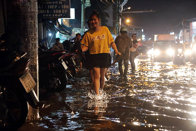 Người dân phải rà chân trên vỉa hè để di chuyển vì sợ lọt hố ga.