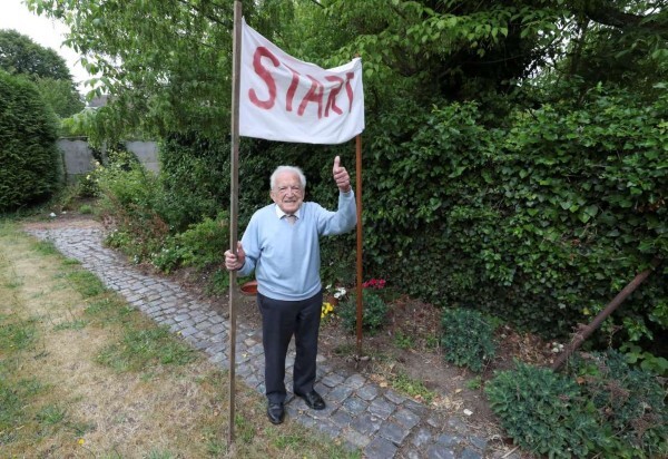 Cụ&nbsp;Alfons Leempoels 103 tuổi quyết định đi bộ quãng đường 42,2 km quanh vườn nhà để gây quỹ phòng chống dịch Covid-19 (Ảnh: Reuters)