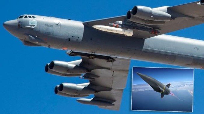 Oanh tạc cơ B-52 Mỹ gắn tên lửa siêu vượt âm bên dưới cánh.