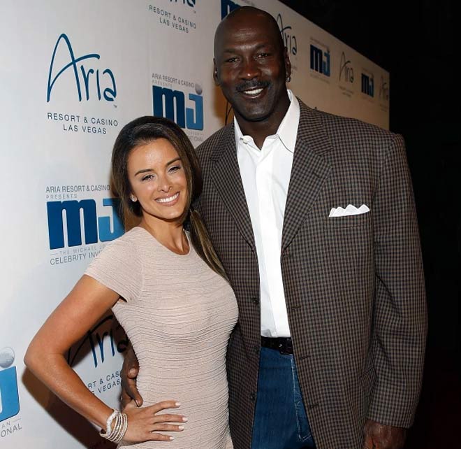 Cựu siêu sao bóng rổ - Michael Jordan (57 tuổi) hơn vợ&nbsp;Yvette Prieto 16 tuổi